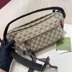 구찌 스몰 크로스 바디 백 802096