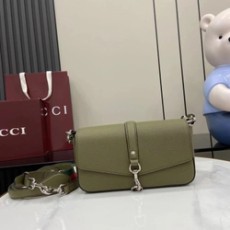 구찌 스몰 크로스백 후크 클로저 821623