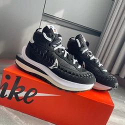 나이키 x 사카이 x 장 폴 고티에 베이퍼와플 세서미  블랙