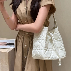 디올 디 모션 미디엄 호보 버킷백 DR09463