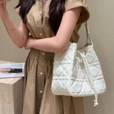 디올 디 모션 미디엄 호보 버킷백 DR09463