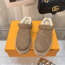 루이비통 아스펜 시어링 퍼 플랫폼 클로그 뮬