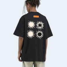 루이비통 엠브로이더리 썬 로고 티셔츠 블랙
