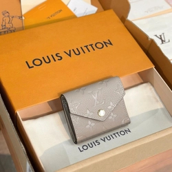 루이비통 조에 월릿 M69800