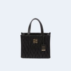 미우미우 마테라쎄 나파 가죽 토트백 블랙