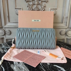 미우미우 마테라쎄 지퍼 장지갑 민트