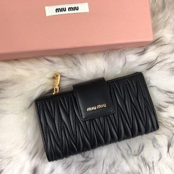 미우미우 마테라쎄 지갑