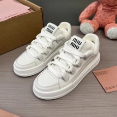 미우미우 로고 레더 화이트