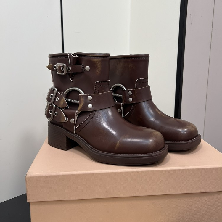 미우미우 룩 가죽 부티 브라운