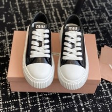 미우미우 레더 워시드 스니커즈 블랙