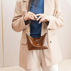 미우미우 25SS 나플락 페이턴트 가죽 숄더백