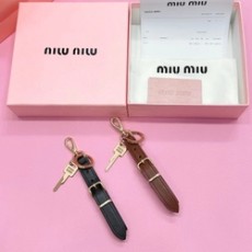 미우미우 레더 키링 트릭