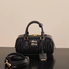 미우미우 미니 아르카디 마테라쎄 나파 가죽백 블랙