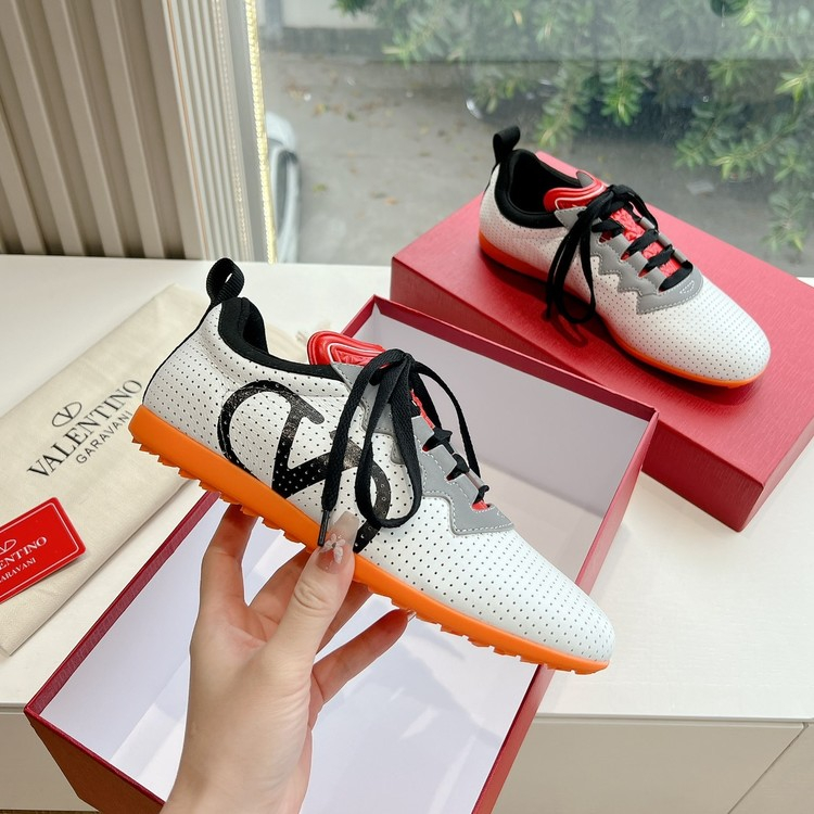 발렌티노 크로마톤 펀칭 나파 스니커즈