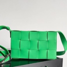 보테가베네타 인트레치아토 패러킷 카세트백