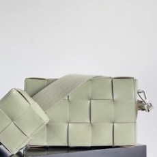 보테가베네타 버서타일 스트랩 카세트백