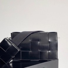 보테가베네타 버서타일 스트랩 카세트백