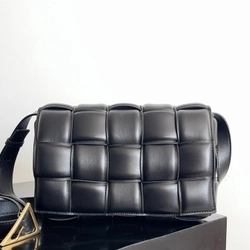 보테가베네타 토프 패디드 카세트백 블랙 금장