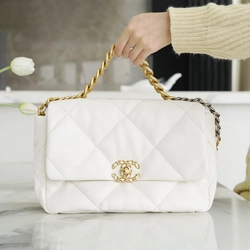 샤넬 19백 라지 골드 체인 램스킨 화이트