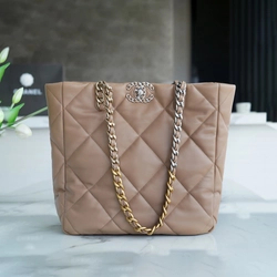 샤넬 19백 쇼핑 토트 미디엄 램스킨 브라운