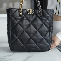 샤넬 19백 쇼핑 토트 미디엄 램스킨 블랙