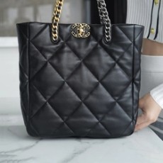 샤넬 19백 쇼핑 토트 미디엄 램스킨 블랙