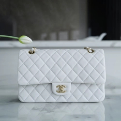 샤넬 클래식 미디엄 화이트 금장 램스킨