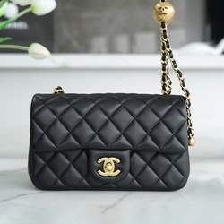 샤넬 클래식 메탈볼 플랩백 블랙 금장 램스킨