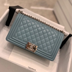 샤넬 보이백 미디움 카프스킨 보이백 민트 실버