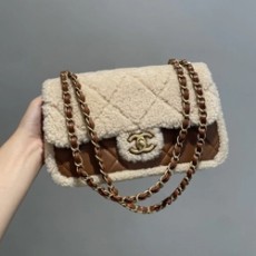 샤넬 최신상 시어링 랩스킨 플립백 23cm