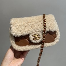 샤넬 최신상 시어링 랩스킨 플립백 18cm