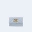 샤넬 19 플랩 카드 홀더 스카이 블루
