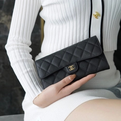 샤넬 클래식 캐비어 플랩 장지갑 블랙 금장