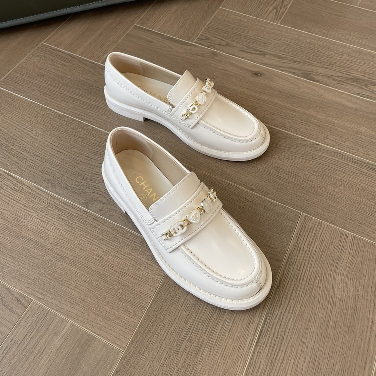 샤넬 24SS 카프스킨 메탈 로퍼 화이트