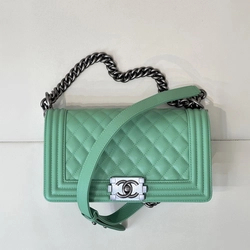 샤넬 보이백 미디움 캐비어 보이백 은장