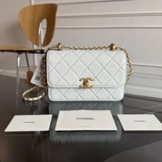 샤넬 24C 뉴시즌 체인 플랩백 19 화이트 AS2649