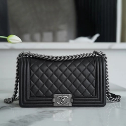 샤넬 보이백 미디엄 블랙 은장 캐비어