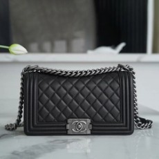 샤넬 보이백 미디엄 블랙 은장 캐비어