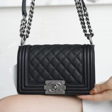 샤넬 보이백 스몰 블랙 은장 캐비어