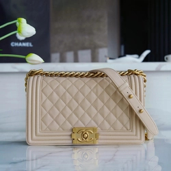 샤넬 보이백 미디엄 라이트 베이지 금장 캐비어