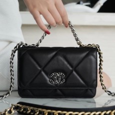 샤넬 19 WOC 턴락 램스킨 블랙 은장