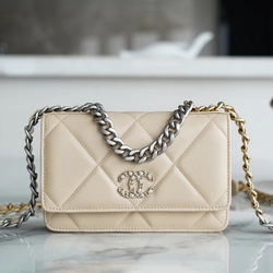 샤넬 19 WOC 턴락 램스킨 베이지 은장