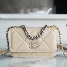 샤넬 19 WOC 턴락 램스킨 베이지 은장