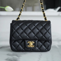 샤넬 클래식 뉴미니 블랙 금장 램스킨