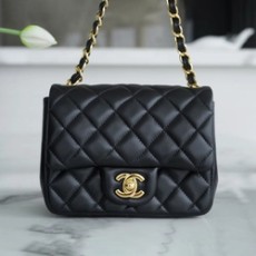 샤넬 클래식 뉴미니 블랙 금장 램스킨