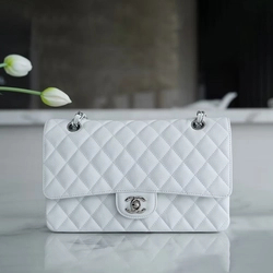 샤넬 클래식 미디엄 화이트 은장 캐비어
