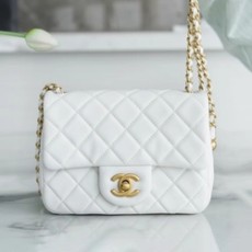 샤넬 쁘띠삭 골드볼 플랩백 뉴미니 화이트