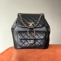 샤넬 원 포켓 듀마 백팩 미디움 카프스킨 블랙