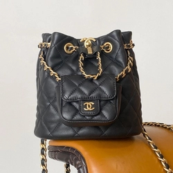 샤넬 23A 턴락 백참 cc 버킷 백팩 스몰