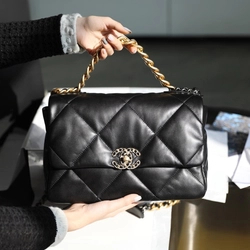 샤넬 19백 라지 램스킨 블랙 골드